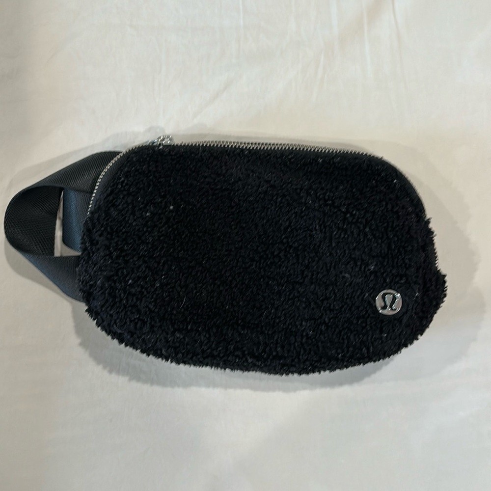 LULULEMON SHERPA BELT BAG
